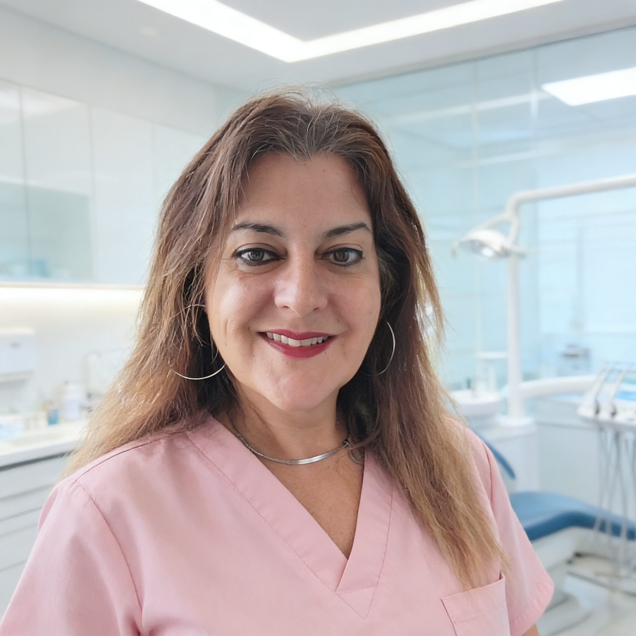 Dra. Elcídia Tavares Candido de Almeida, cirurgiã-dentista, na clínica no Flamengo